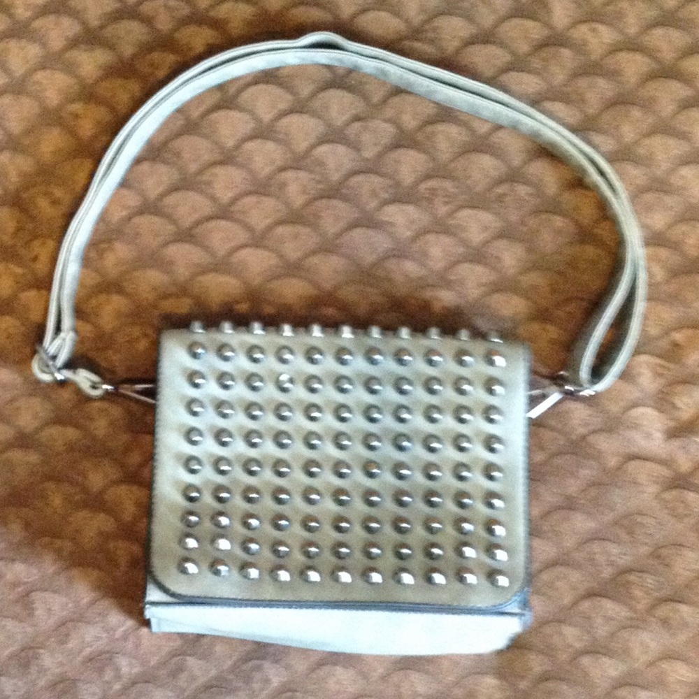 🌺🌺Cute gray purse with blunt spikes
